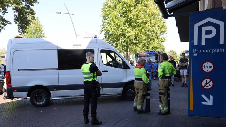 Politie en brandweer bij de parkeergarage (foto: Marco van den Broek/SQ Vision Mediaprodukties).