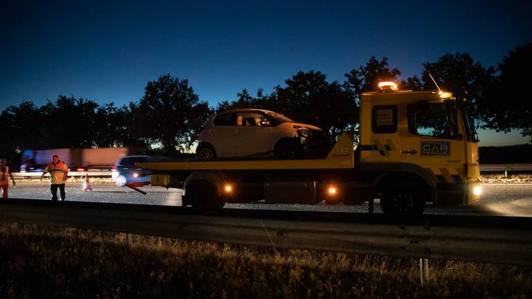 Een auto die betrokken was bij het ongeluk op de A58 werd meegenomen door een bergingsbedrijf (foto: Christian Traets/SQ Vision).