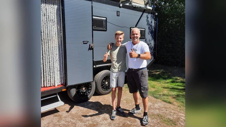 Zelfgebouwde 'bunker op wielen' trekt veel bekijks op de camping