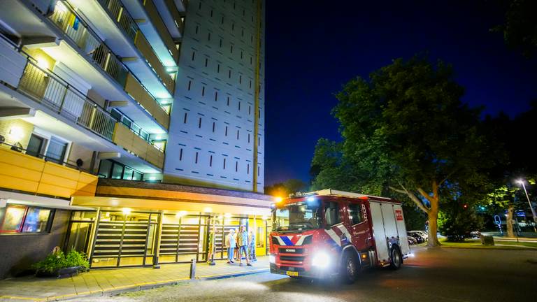 Het flatgebouw waar op de vijfde etage een pan met kipsaté bijna brand veroorzaakte (foto: SQ Vision).