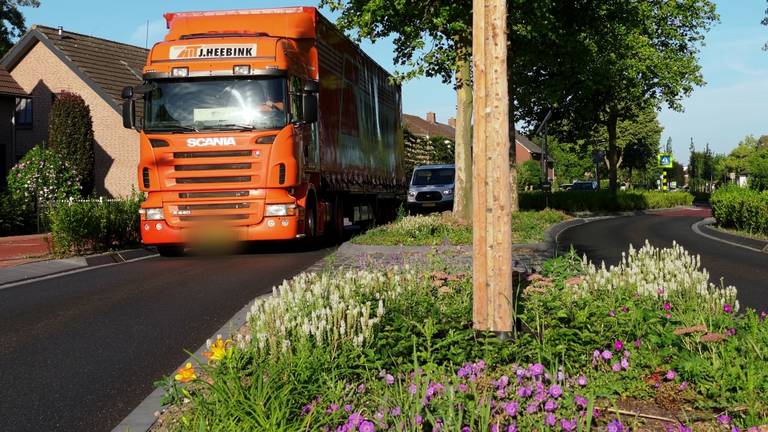 Al deze bloemen en chicanes in Sint Hubert leveren hopelijk minder vrachtwagens op. (foto: Jos Verkuijle)