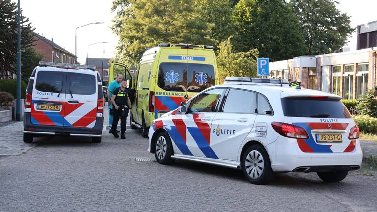 Het slachtoffer werd in een ambulance  behandeld (foto: Marco van den Broek/SQ Vision Mediaprodukties).