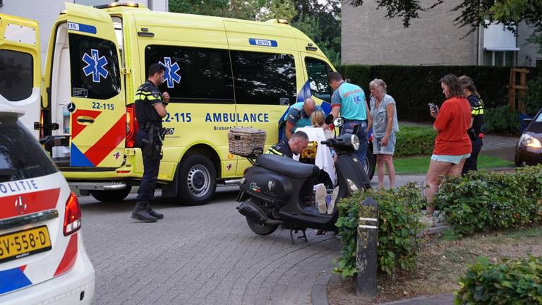 Scooterrijders onderuit in Riethoven (foto: Jozef Bijnen - SQ Vision).