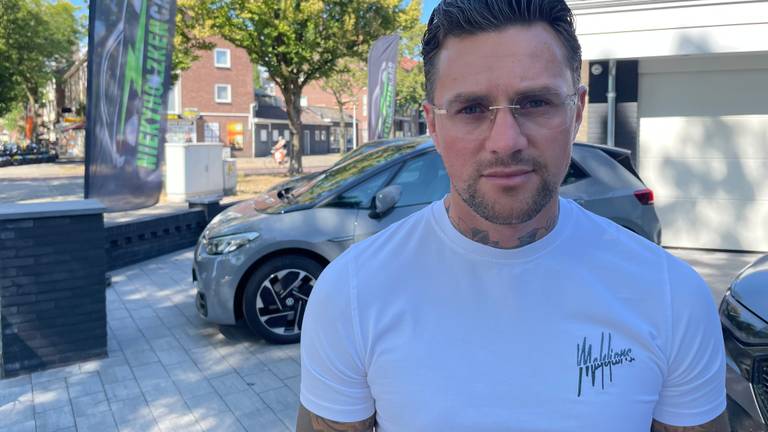 Nieky Holzken voor zijn auto's in Helmond (Foto: Alice van der Plas)