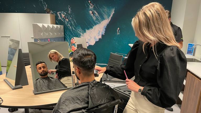 Werknemers van ASML kunnen op het terrein naar de kapper (foto: Rogier van Son).