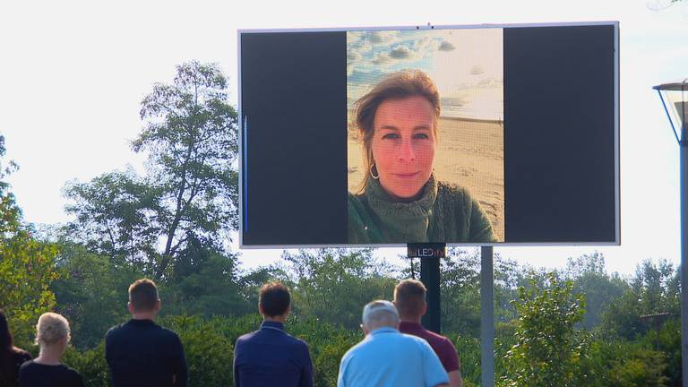 Wieteke op een groot scherm zodat niemand het afscheid hoefde te missen (foto: omroep Brabant)