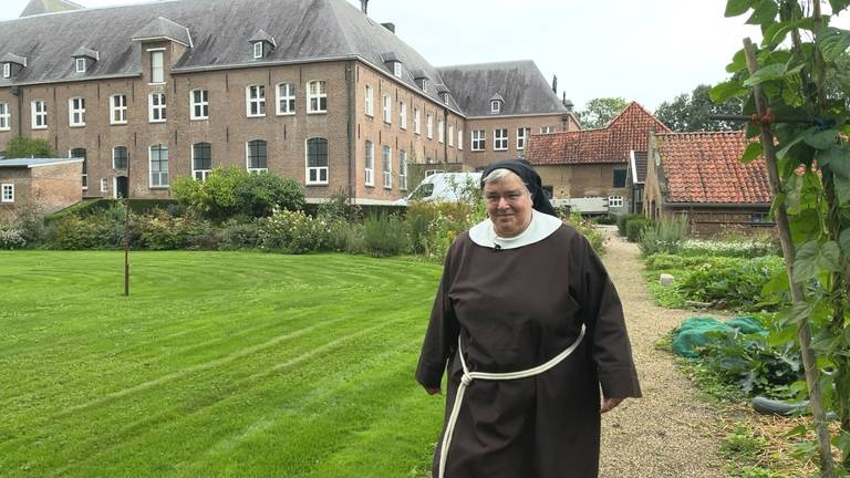 Abdis zuster Angela Holleboom in de tuin van het klooster in Megen (foto: Megan Hanegraaf).