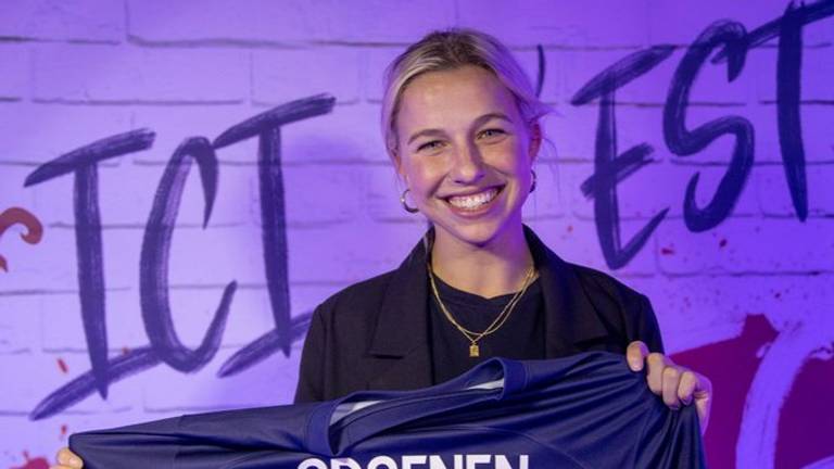 Jacky Groenen straalt als voetbalster van PSG (foto: Twitter PSG Féminines).