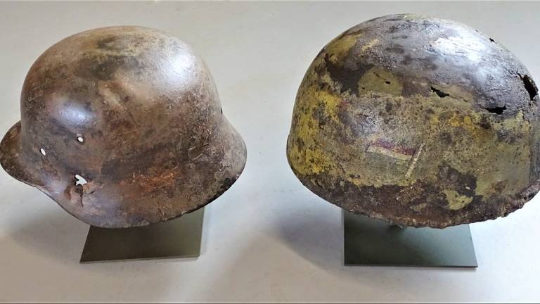 De Duitse (l) en Britse (r) helm (foto: BAAC B.V.)