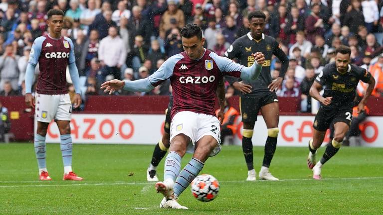 El Ghazi neemt een penalty voor Aston Villa. (Foto: ANP)
