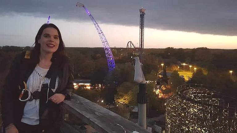 Iris op de top van de achtbaan Robin Hood in pretpark Walibi Holland (foto: Iris Lub).