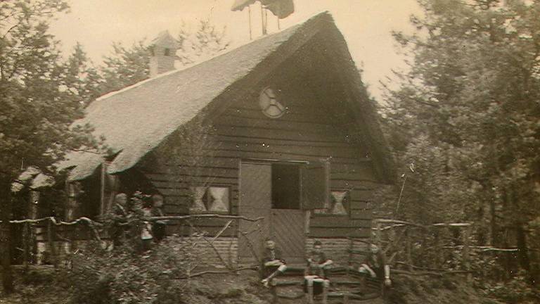 The cottage was originally a log cabin for the scouts (photo: Efteling archive).