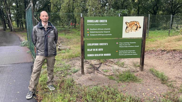 Bioloog Stijn Berger bij het waarschuwingsbord. De jongens zijn ook over het wildrooster gelopen. (foto: Omroep Brabant).