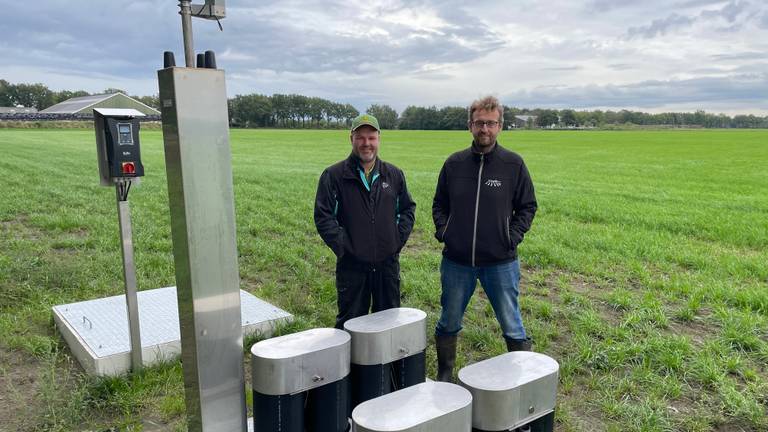 Boeren Arjan van Leeuwen (l) en Arjan Manders bij het irrigatiesysteem (Foto: Alice van der Plas)