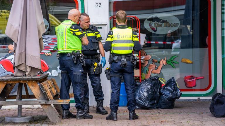 De politie bij de kebabzaak (foto: Dave Hendriks/SQ Vision).