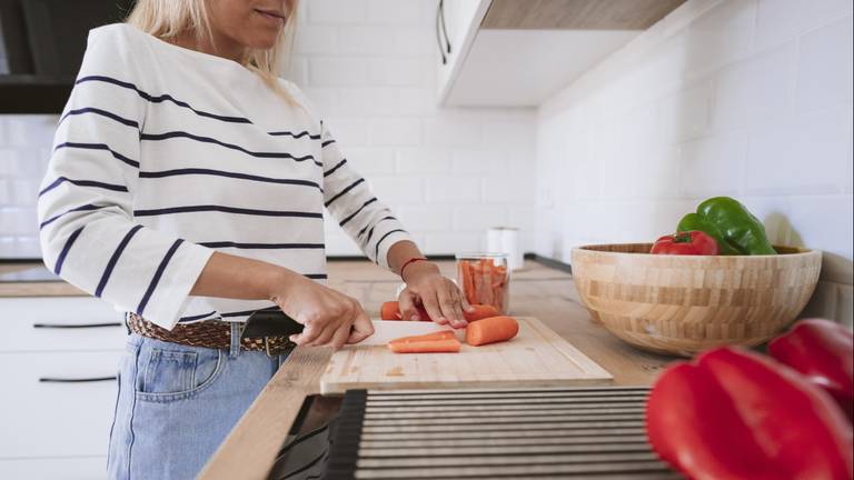 Door met goedkope ingrediënten te koken, kun je besparen (foto: ANP).