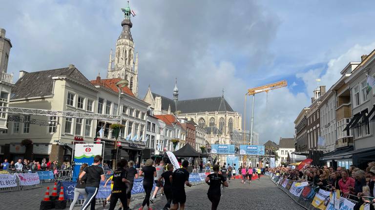 Hardlopen in hartje Breda tijdens de Singelloop (foto: René van Hoof).