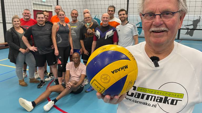Rinus Meijer (82) met zijn volleybalteam (Foto: Alice van der Plas)