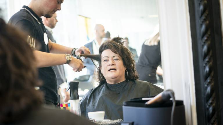 Jesse Dekkers uit Rosmalen kapt Caroline van der Plas (BBB) op Prinsjesdag. (foto ANP)