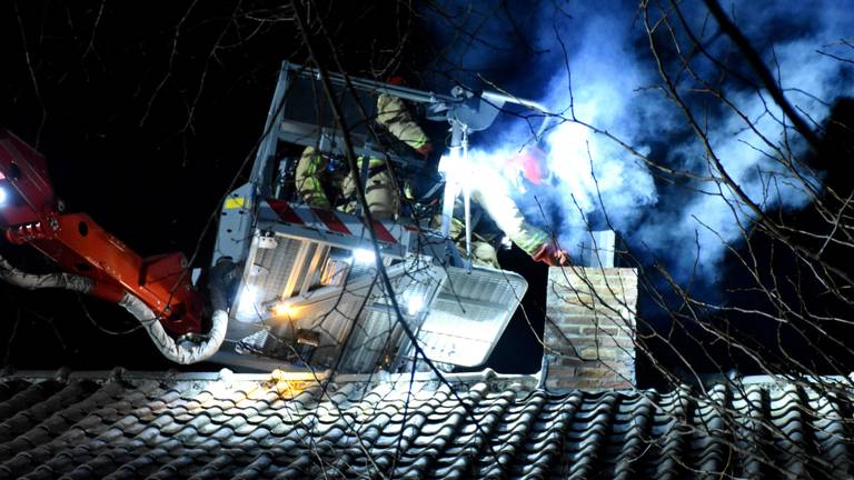 De brandweer rukt uit voor een schoorsteenbrand in Waalre (foto: ANP/Hollandse Hoogte).