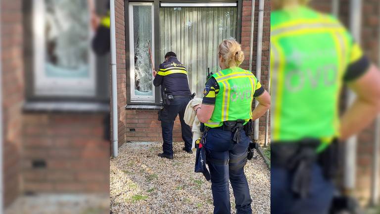 De politie sloeg de ruit in en schakelde de rookmelder uit (Privefoto).