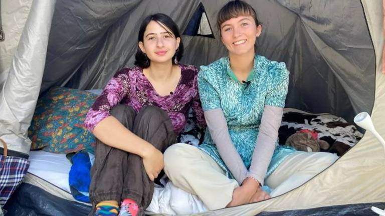 Adèle en Noam slapen in een tent omdat er geen studentenkamer te vinden is