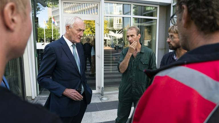 Johan Remkes praat met boeren over de stikstofcrisis. (foto: ANP).