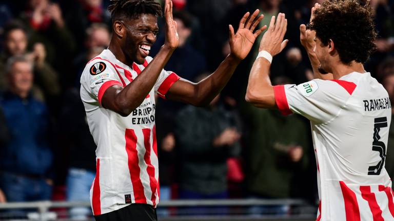 Sangaré viert zijn doelpunt met Ramalho (Foto: ANP)