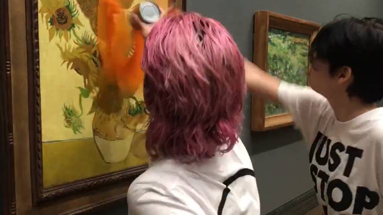 Activisten gooien soep tegen De Zonnebloemen van Vincent van Gogh