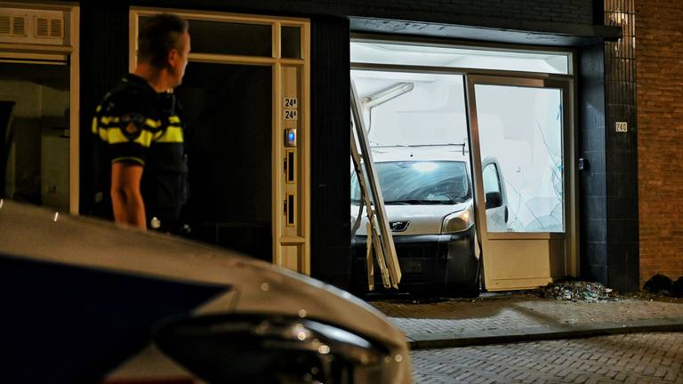 Een agent kan zijn ogen niet geloven als hij de auto in de Poststraat ziet staan (foto: Toby de Kort/SQ Vision Mediaprodukties).