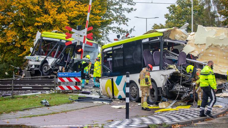 De bus is in twee gereden door de trein (foto: Christian Traets/SQ Vision).