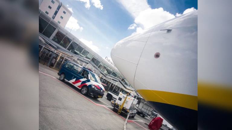 Na de landing werd de dronken man opgepakt (foto: Instagram marechaussee).