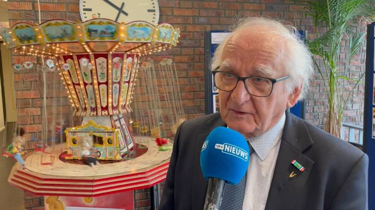 Bert van Houten stond met twintig kermisexposities op de Tilburgse Kermis (foto: DTV Nieuws).