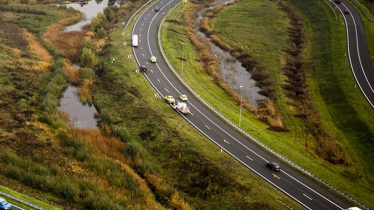 Aan de linkerkant staat geen vangrail (foto: ANP).