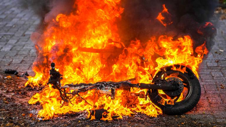 Er bleef niets over van de scooter (foto: SQ Vision).