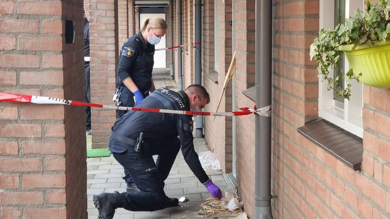 Onderzoek bij het huis waar donderdagnacht een explosief afging. (Foto: Collin Beijk - Omroep Brabant)