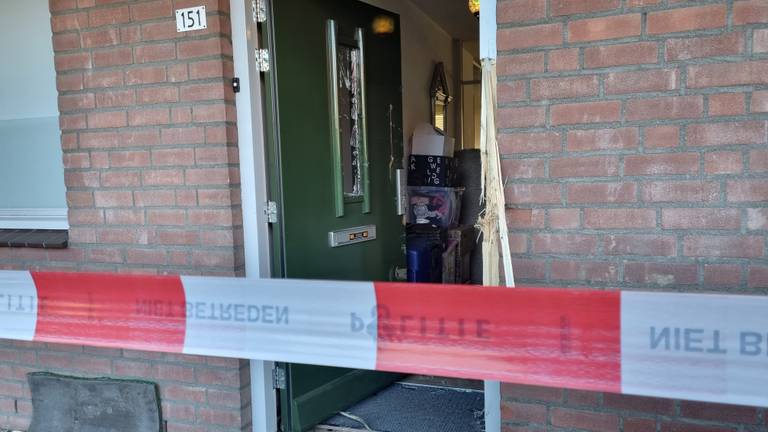De gehavende deur (foto: Omroep Brabant - Collin Beijk).