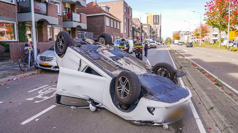 De auto belandde ondersteboven op de weg (foto: Dave Hendriks - SQ Vision).