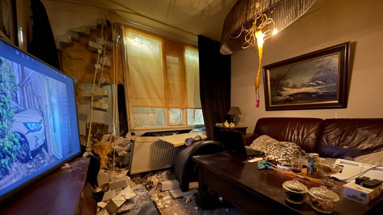 De ravage in de woonkamer van Johnny van Veghel (Foto: Eva de Schipper)