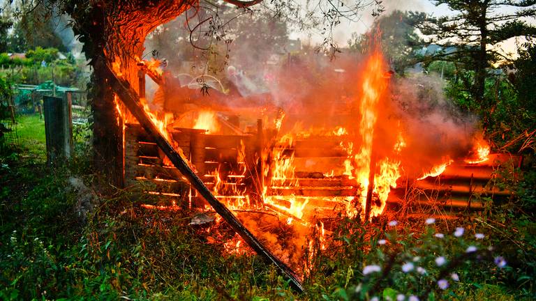 Brand in een schuurtje in Dommelen (foto: Rico Vogels - SQ Vision).
