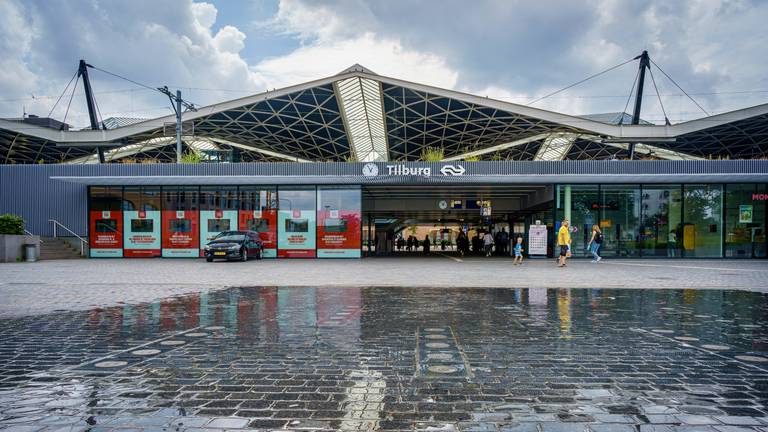 De man werd aan de Noordzijde van Station Tilburg meegenomen (archieffoto: ANP).