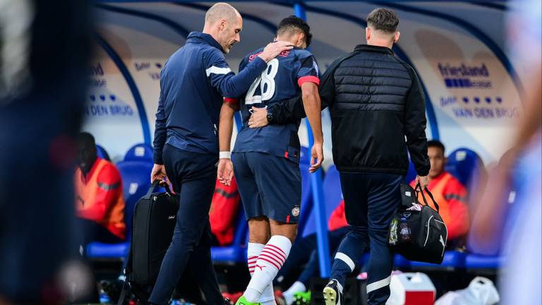 Saibari verlaat geblesseerd het veld (Foto: ANP)