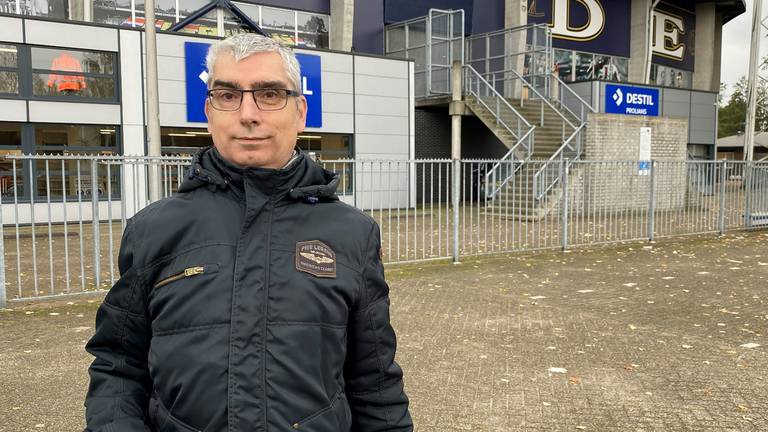 Marcel bij zijn geliefde Willem II (foto: Pieter Soethout).