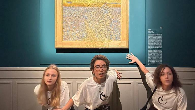 Klimaatactivisten onder het schilderij van Van Gogh (Foto:ANP)