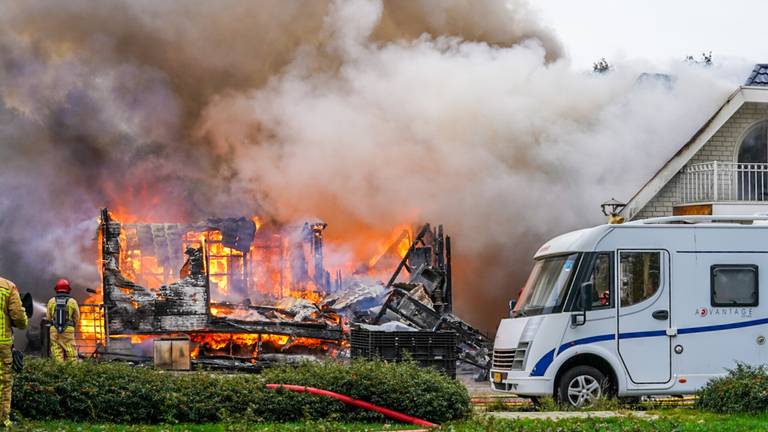 Grote brand verwoest woonwagen in Eindhoven, veel schade aan twee chalets