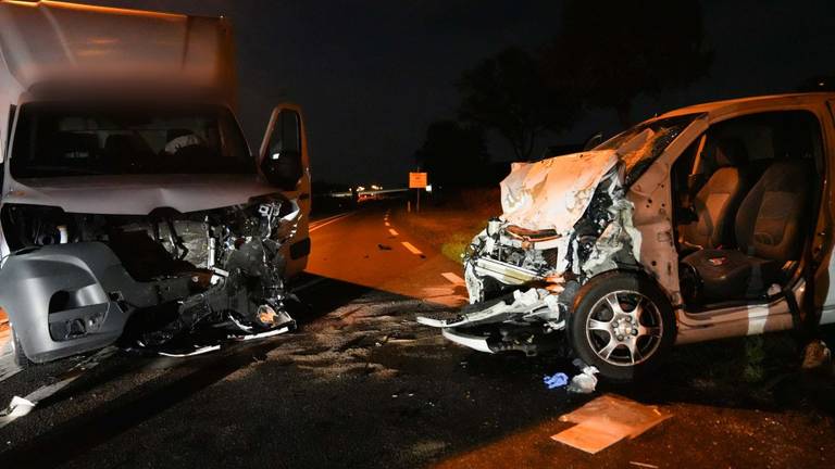 Een auto en een vrachtwagentje botsten op elkaar in Someren. 