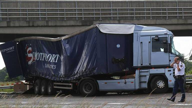 Deze vrachtwagen zat vast onder een viaduct in Schaijk (foto: SQ Vision).