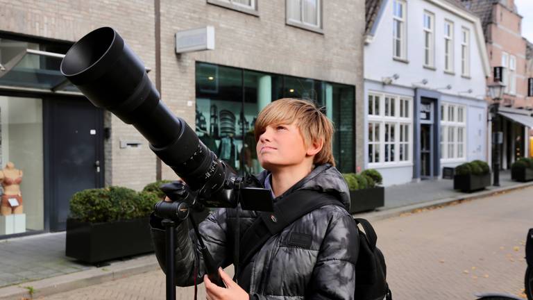 Natuurfotograaf Evan van Wezel wachtend op de slechtvalken (foto: Lobke Kapteijns).