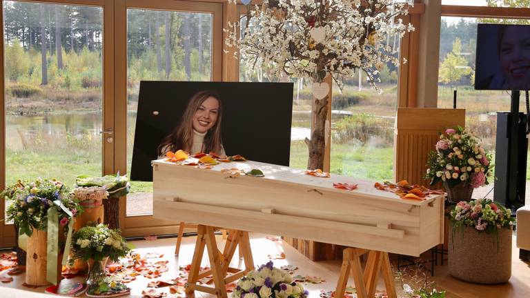 Familie en vrienden nemen in besloten kring afscheid van Sanne 