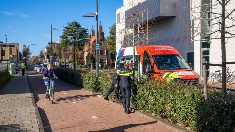 De fietser is met de ambulance naar het ziekenhuis gebracht (foto: SQ Vision).